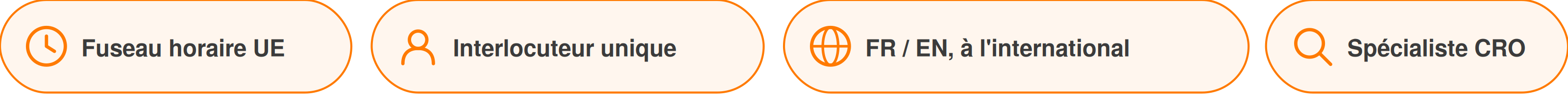 Quatre badges Oasis Digital : fuseau horaire UE, interlocuteur unique, service FR/EN à l'international, spécialiste CRO